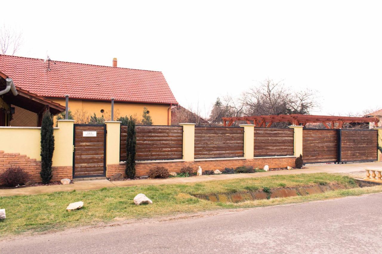 Borostyan Apartmanhaz Mórahalom Exteriér fotografie